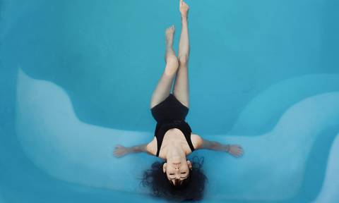 Femme détendue dans une piscine